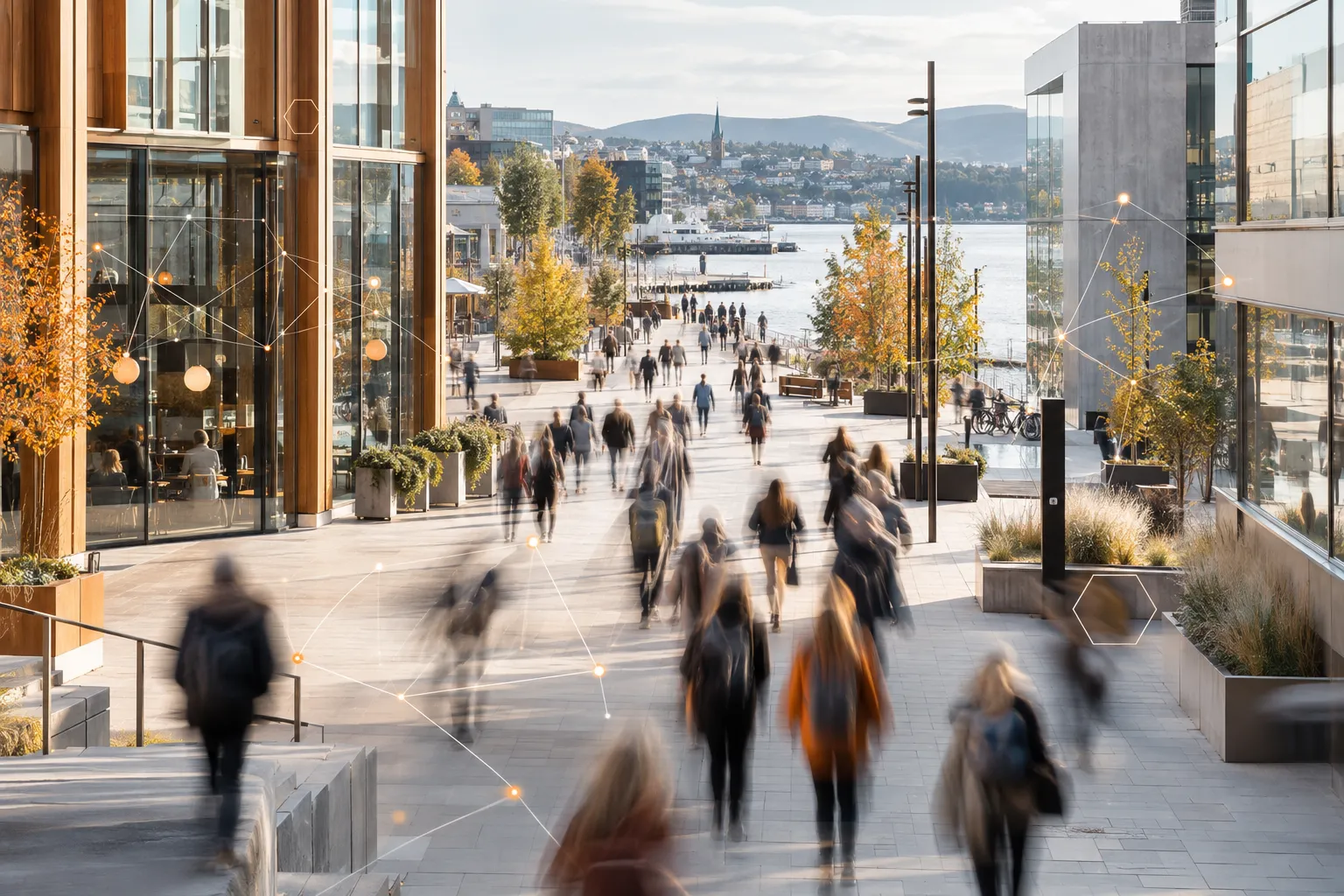 Fotgjengere som løses opp i bevegelsesuskarphet på en offentlig gangvei