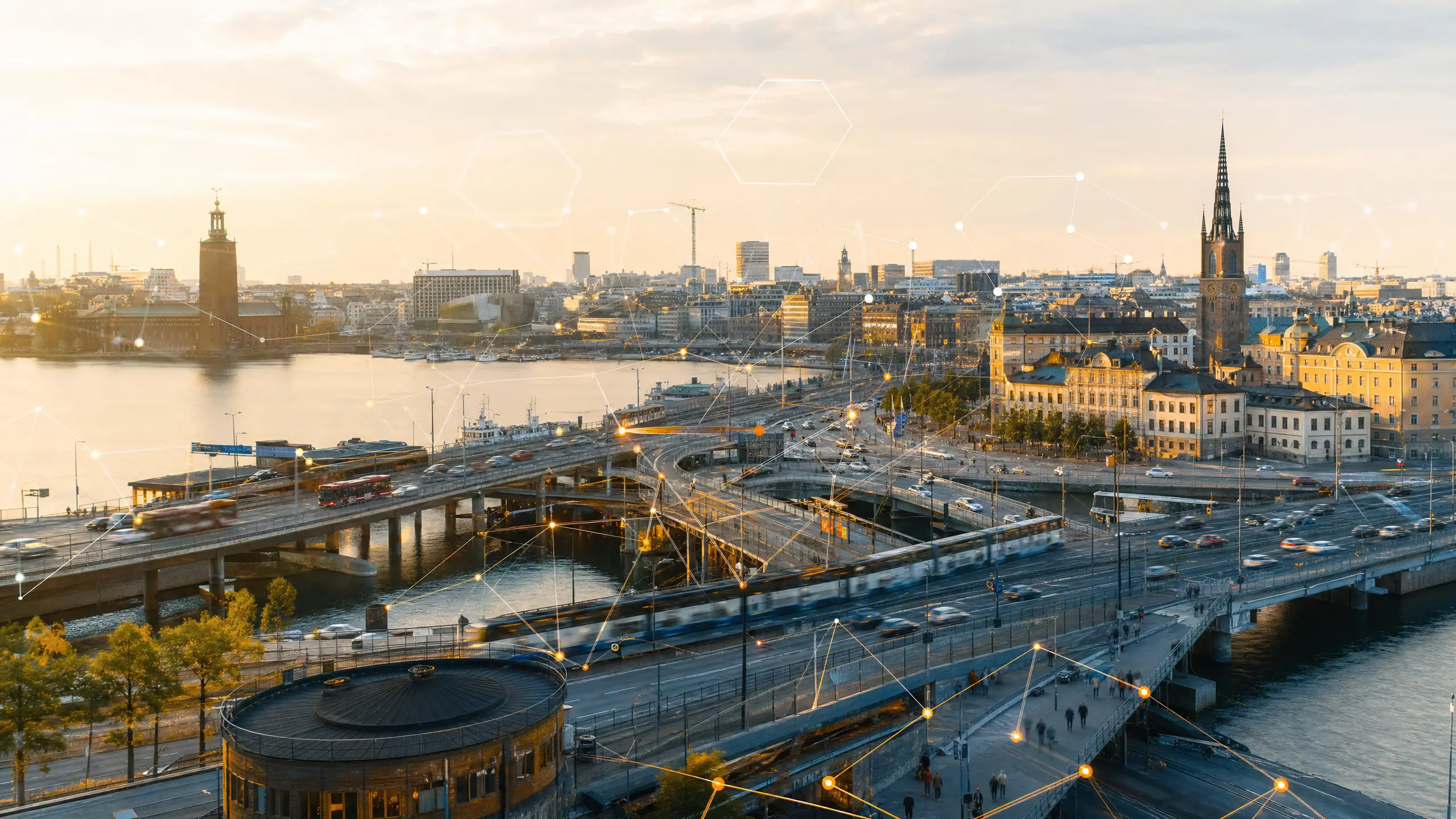 Vy över Stockholms silhuett i gyllene kvällsljus, med ett lysande nätverk av sammankopplade punkter över bilden
