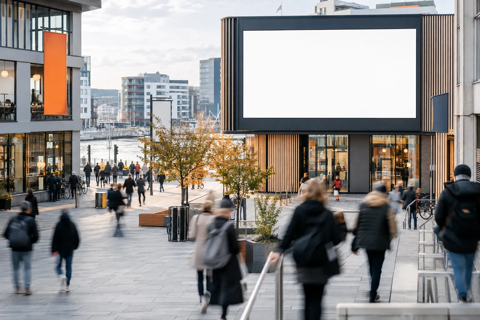 Digital utendørs reklameskjerm over en travel plass