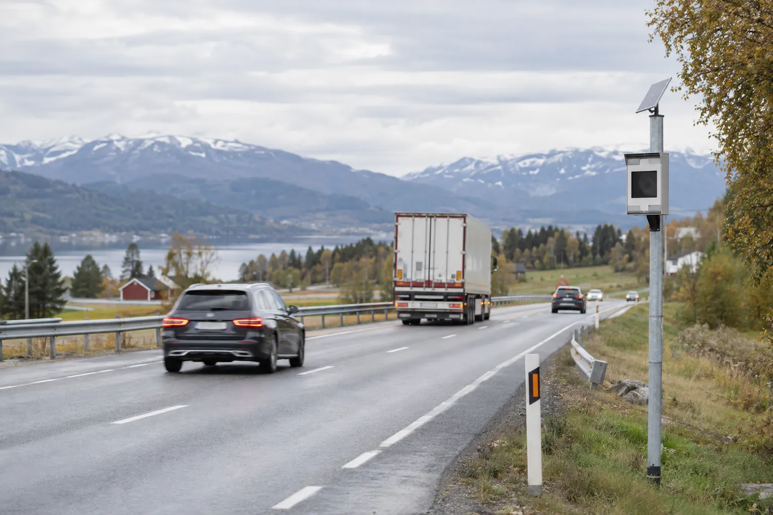 Trafikktellestasjon i veikanten langs en landevei