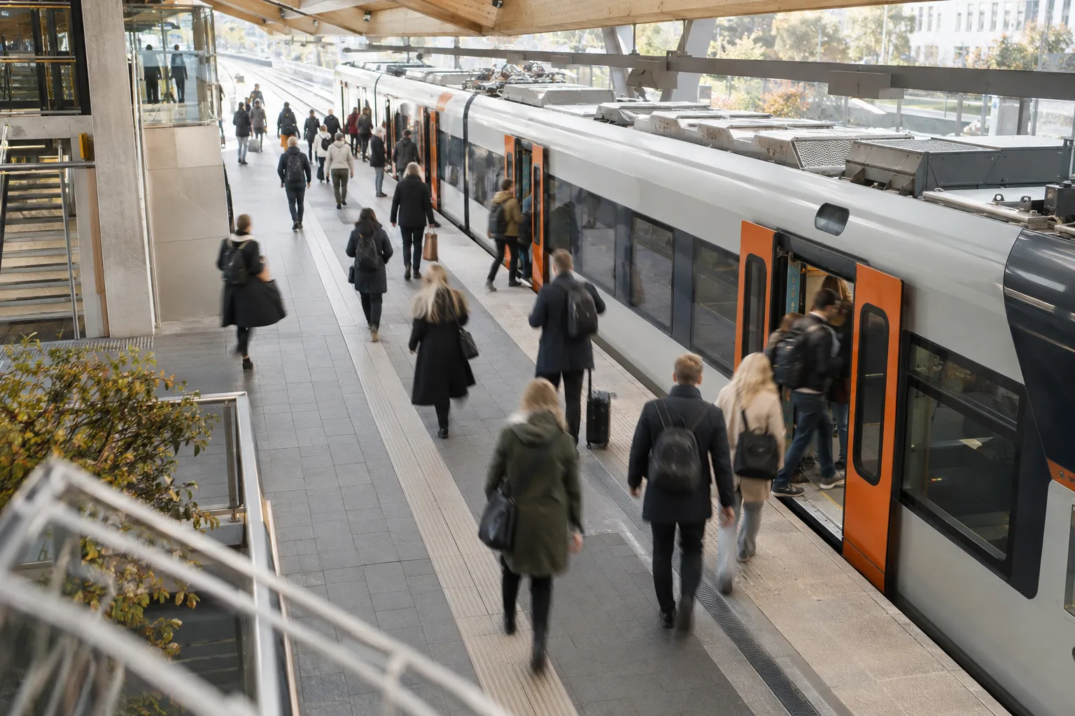 Passageiros a entrar e a sair de um comboio numa plataforma de estação
