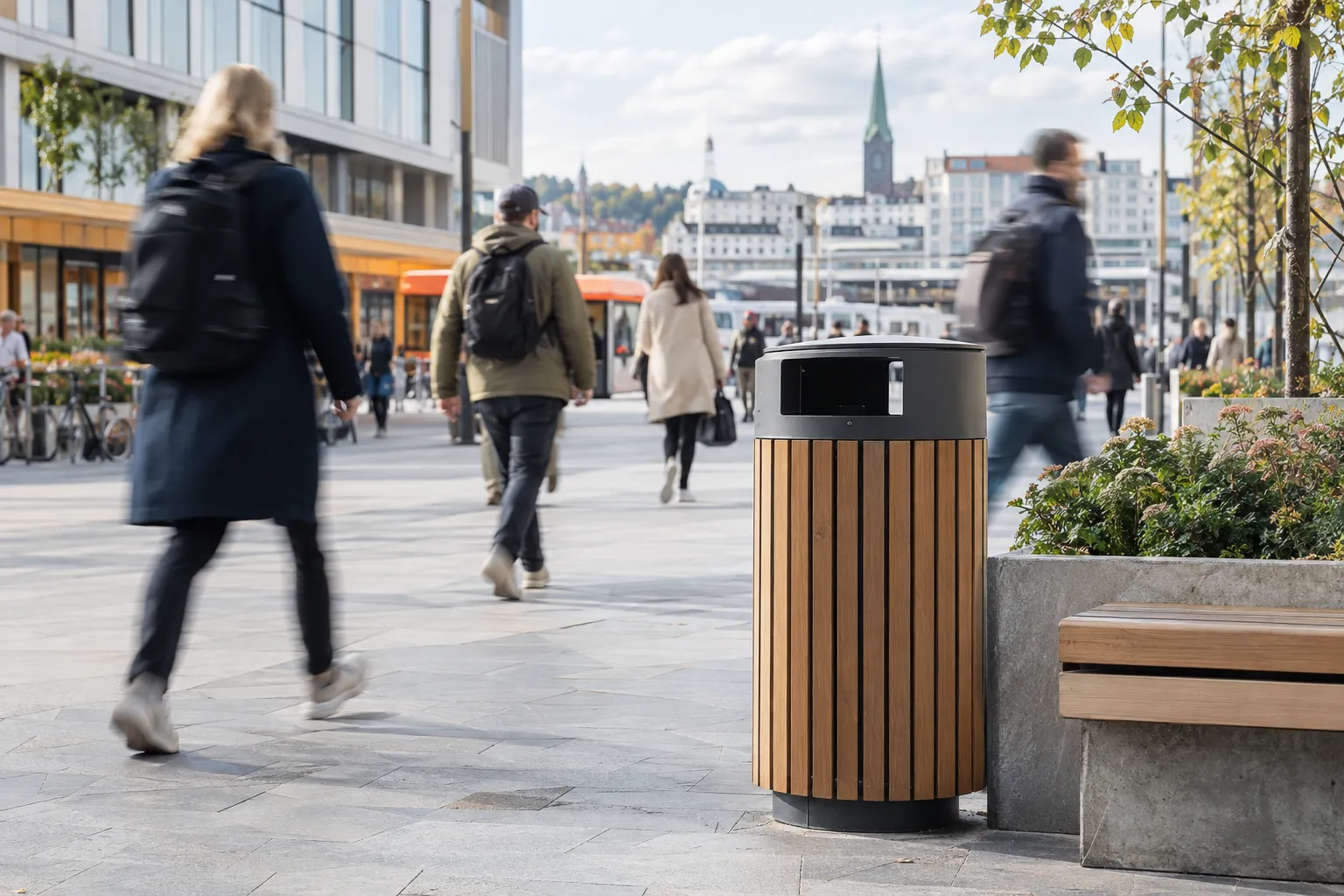 Søppelkasse på en travel plass